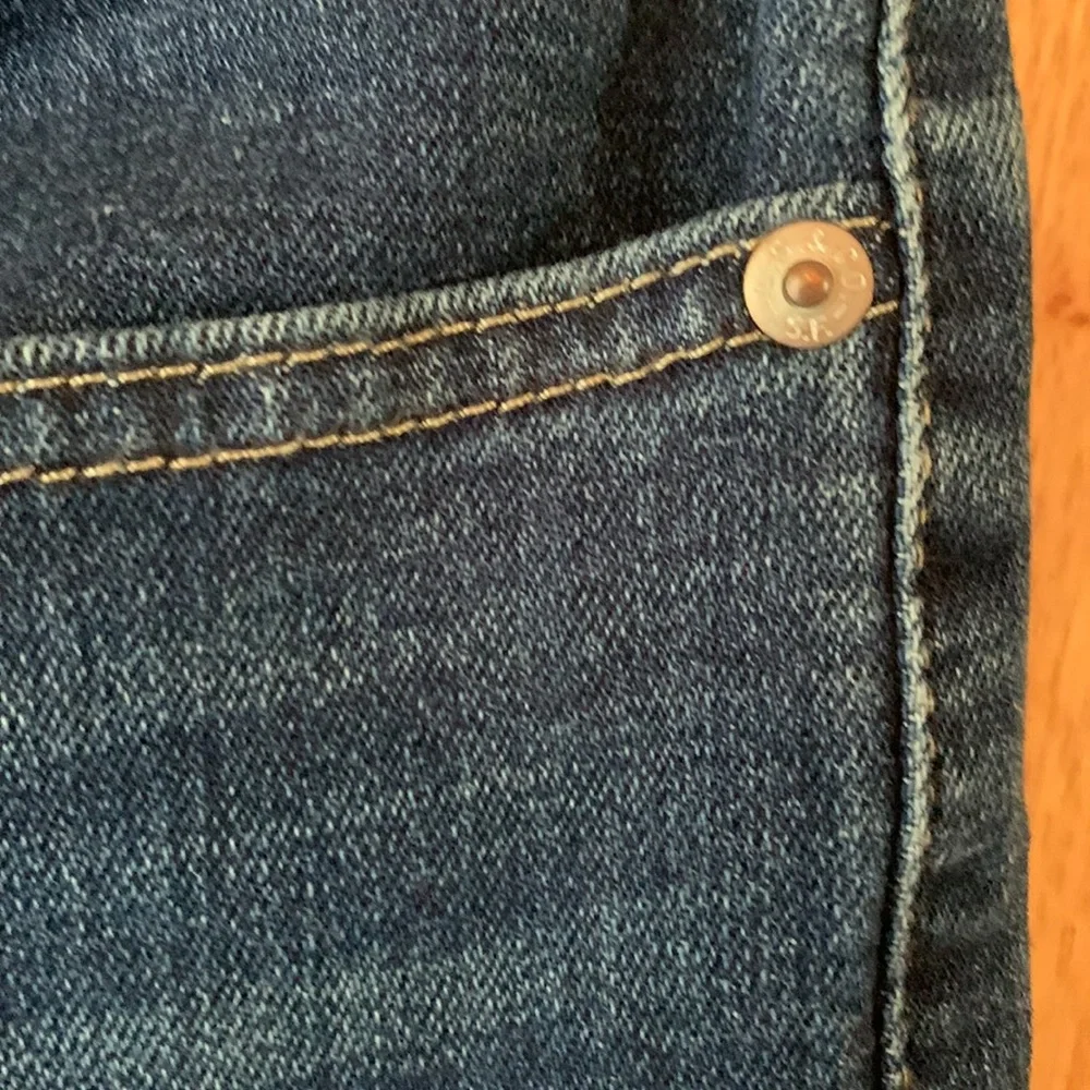 Levi’s women’s size 29 or 8 cotton poly spandex denim blue jean shorts full cut